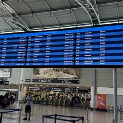 Zajištění realizace výměny LED panelů, instalace infrastruktury a nosných konstrukcí umístěné v odletových halách Terminálu 1 a Terminálu 2 a jejich následný záruční servis a periodická údržba